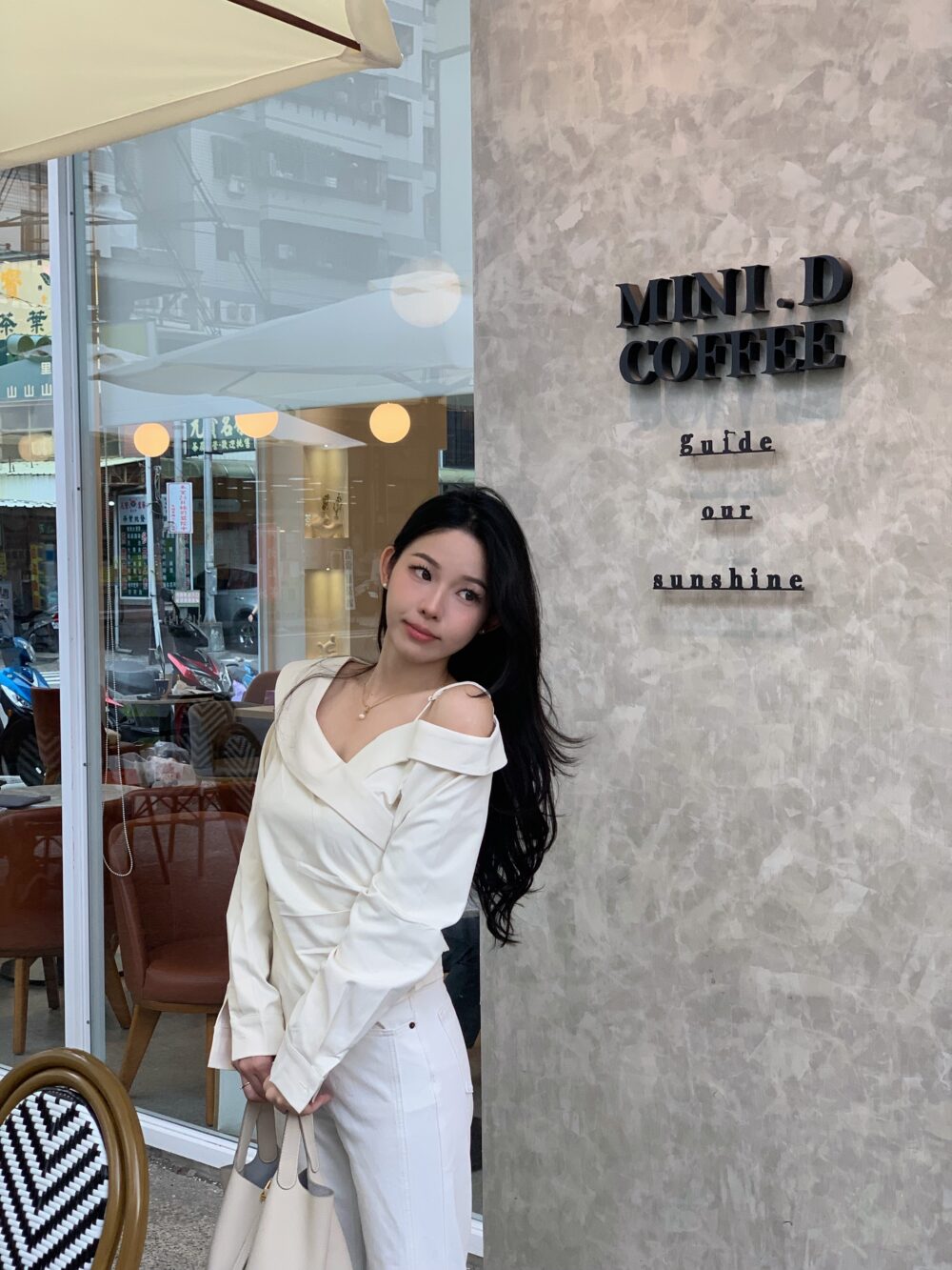 韓女標配不對稱交叉領露肩小衫
