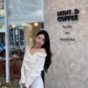 韓女標配不對稱交叉領露肩小衫