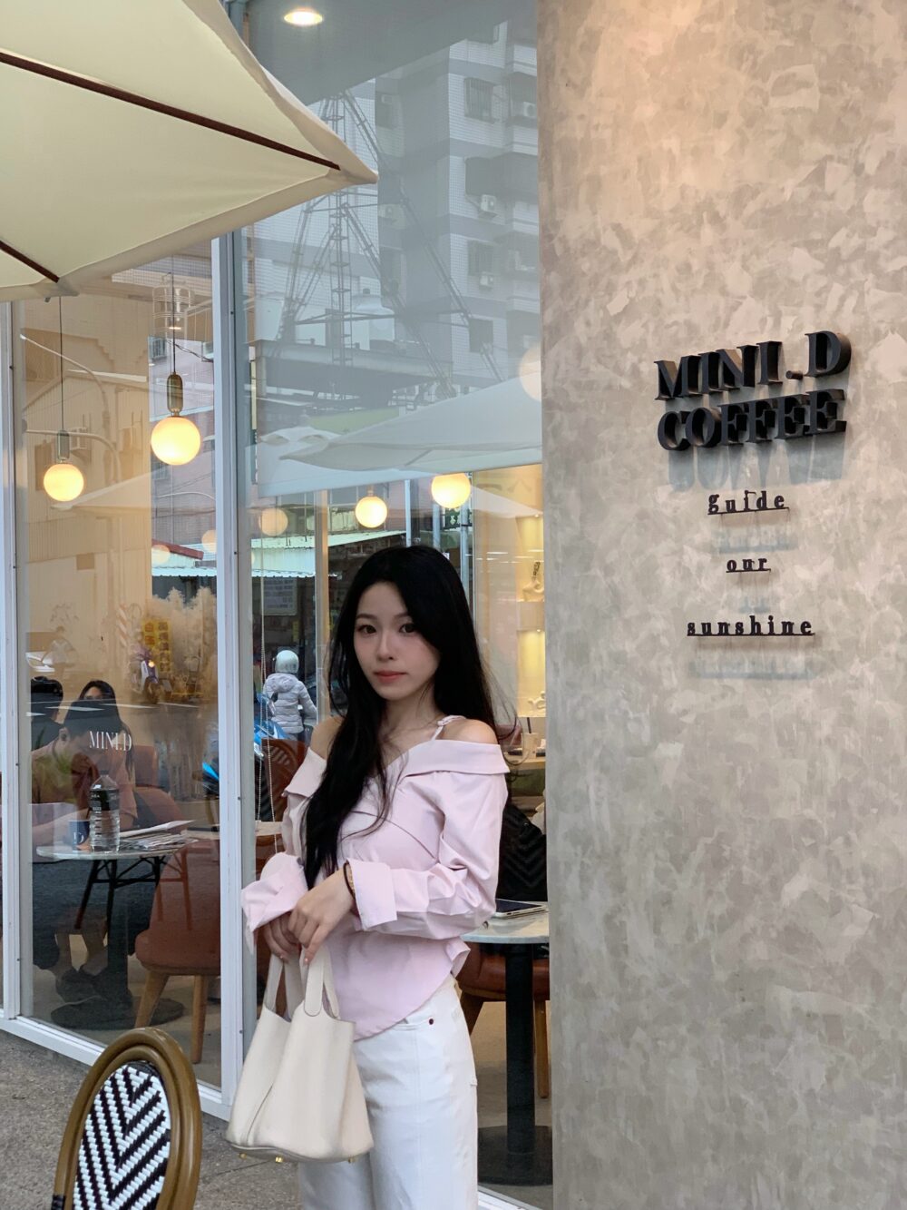 韓女標配不對稱交叉領露肩小衫