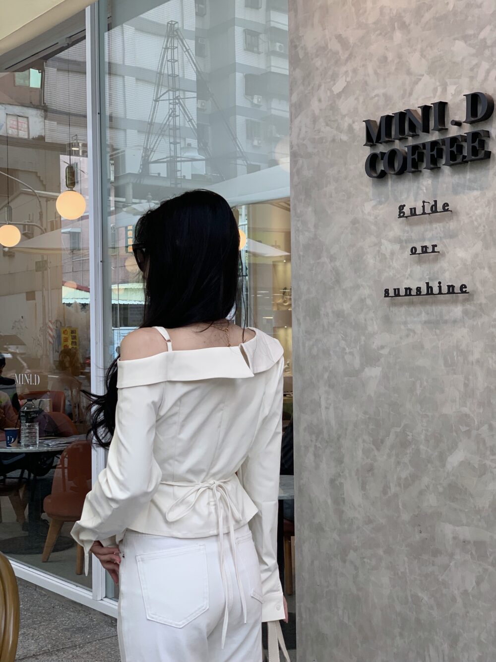 韓女標配不對稱交叉領露肩小衫