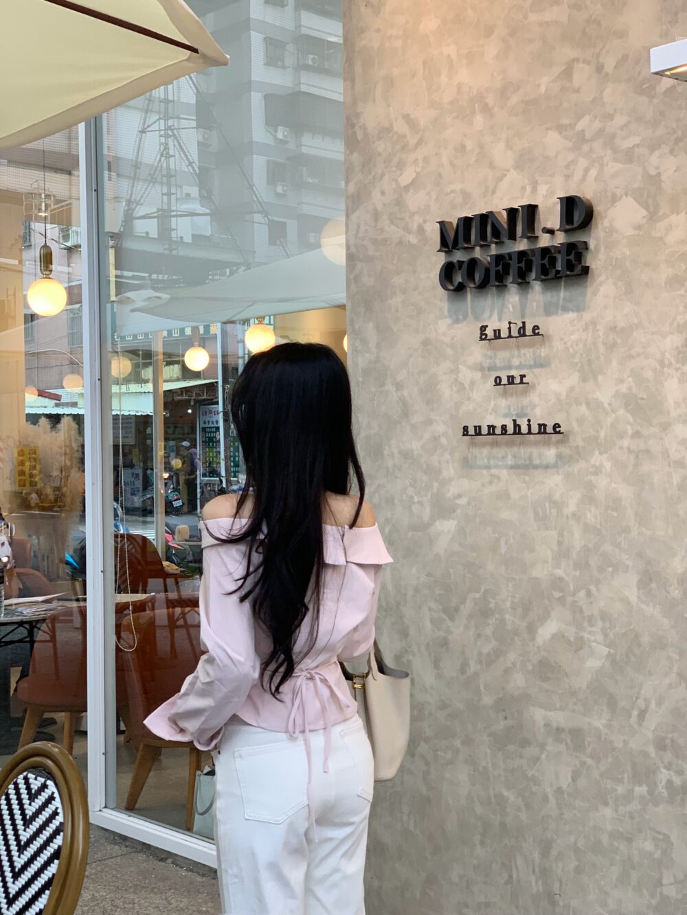 韓女標配不對稱交叉領露肩小衫