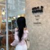 韓女標配不對稱交叉領露肩小衫
